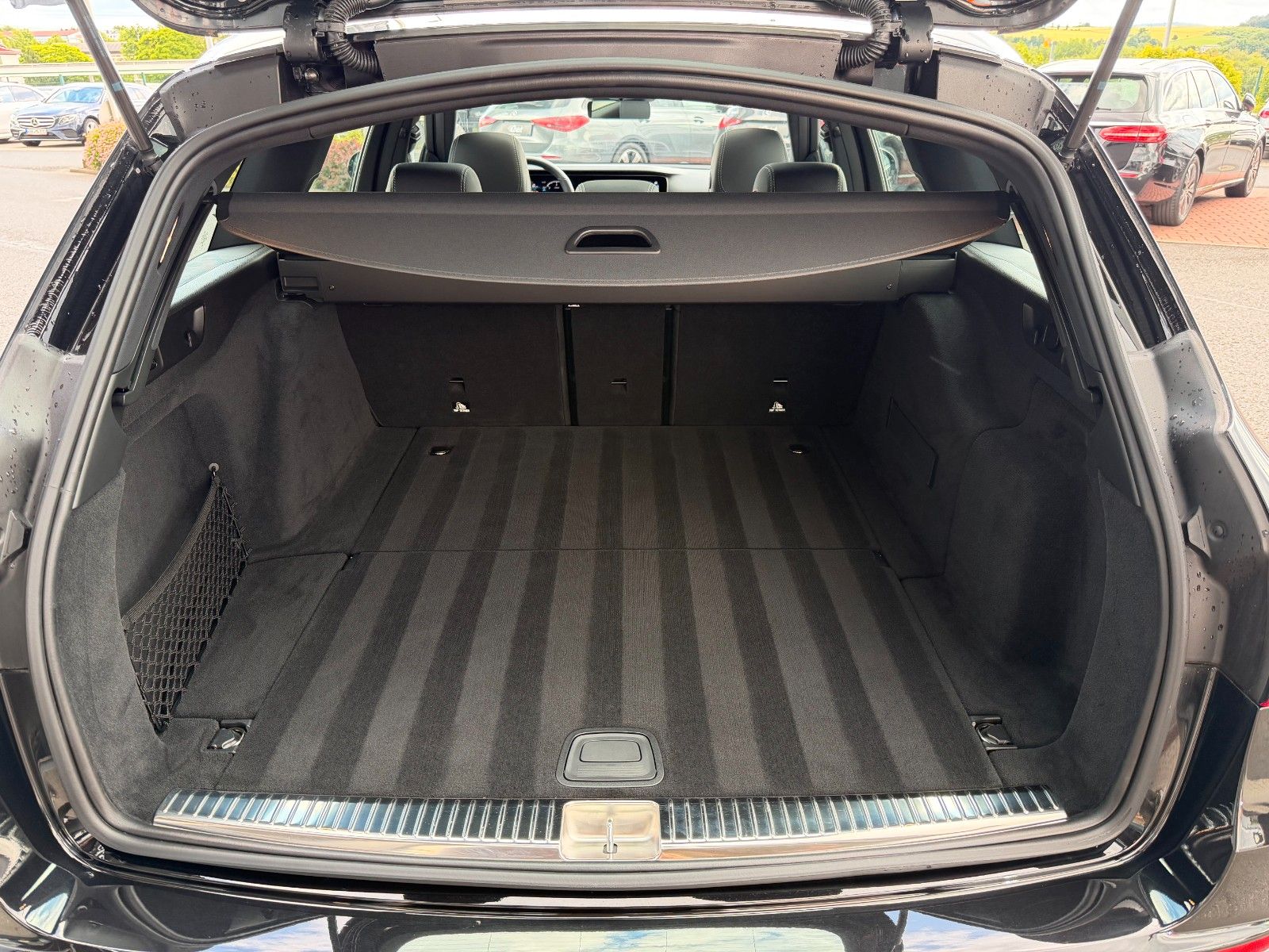 Fahrzeugabbildung Mercedes-Benz E 200d T Avantgarde+Pano+Distr+AHK+360