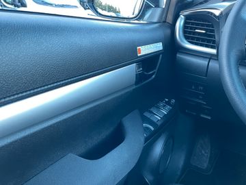 Toyota Hilux 2.4D 4x4 Double Cab Comfort *AHK*2xPDC*NAV