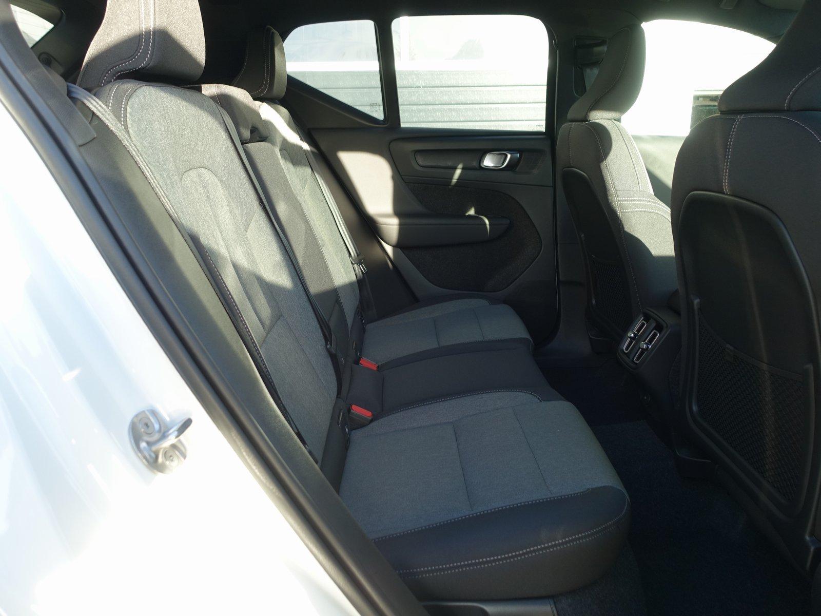 Volvo XC40 Black Edition Plus B3/E-Sitze/H&K