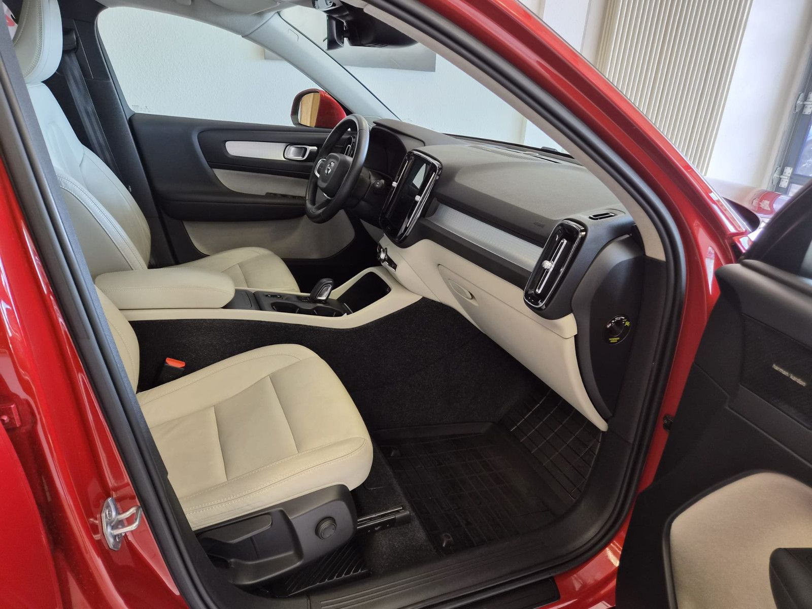 Fahrzeugabbildung Volvo XC 40Momentum AWD / H&K Sound / 1. Hand / S-HEFT