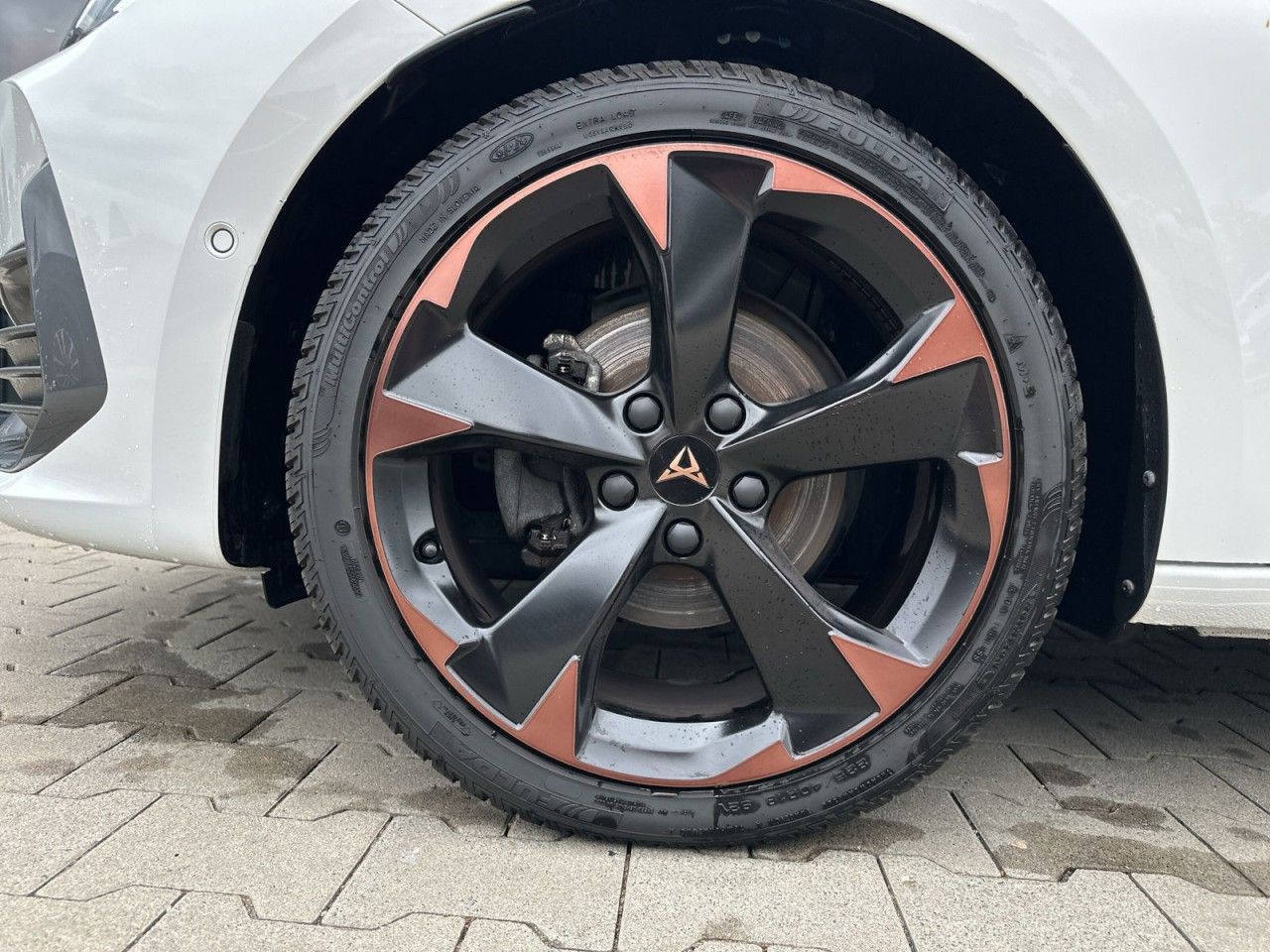 Fahrzeugabbildung CUPRA Leon 1.5 TSI 150 PS 6-Gang - mit KI generiert/bearbeitet