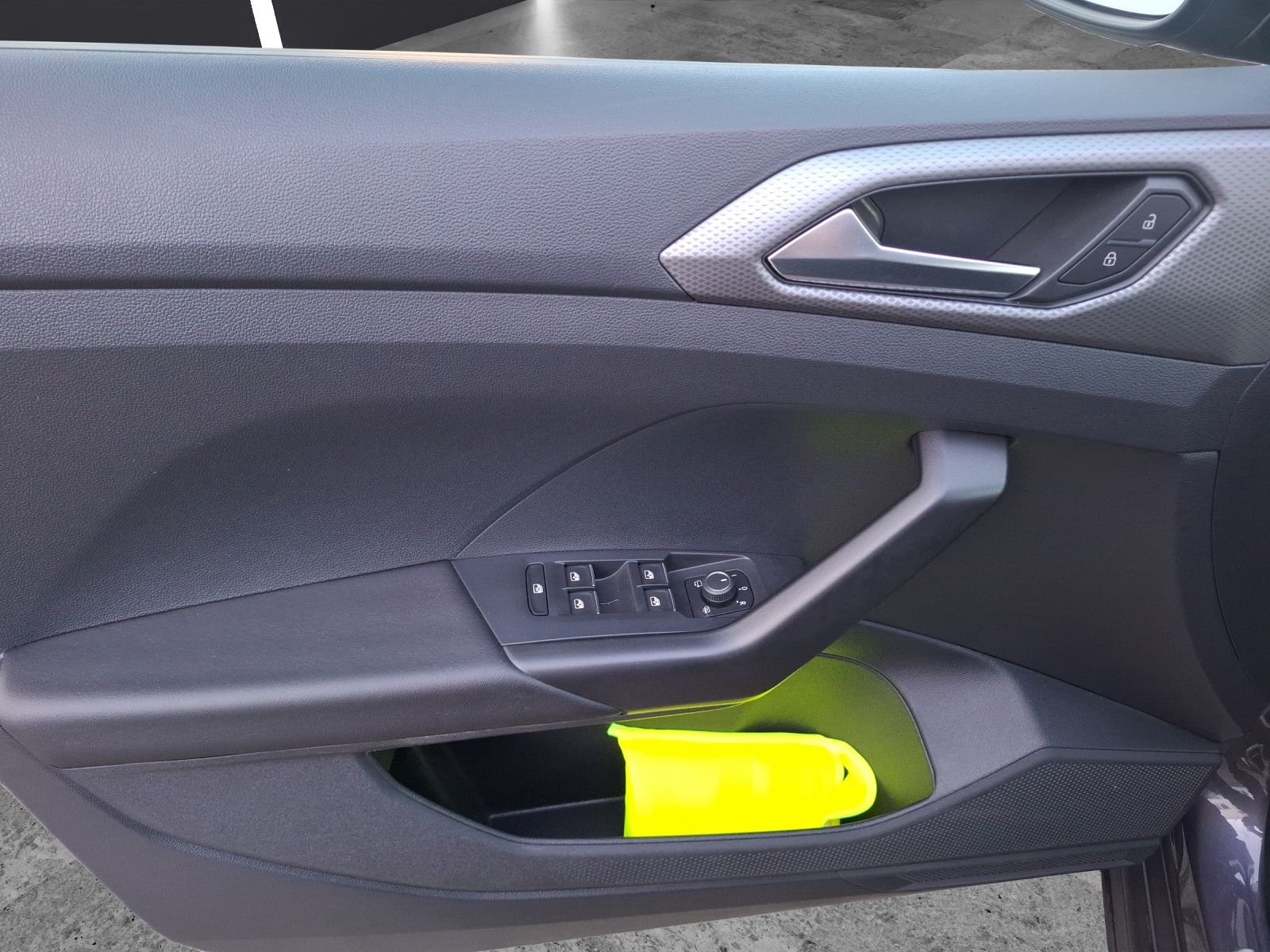 Fahrzeugabbildung Volkswagen T-Cross TSI Active DSG LED Navi AID ACC RFK SH 1