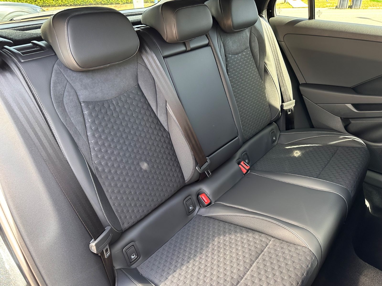 Fahrzeugabbildung Volkswagen T-Roc R Line 1.5 eTSI DSG APP/ACC/AHK/LED/eHeck