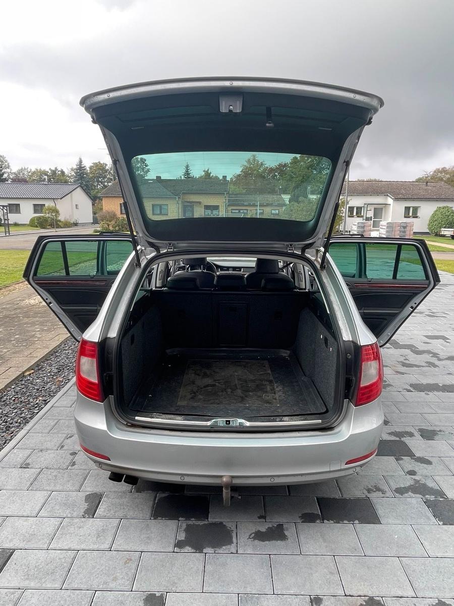 Skoda Superb 2012 — rear view