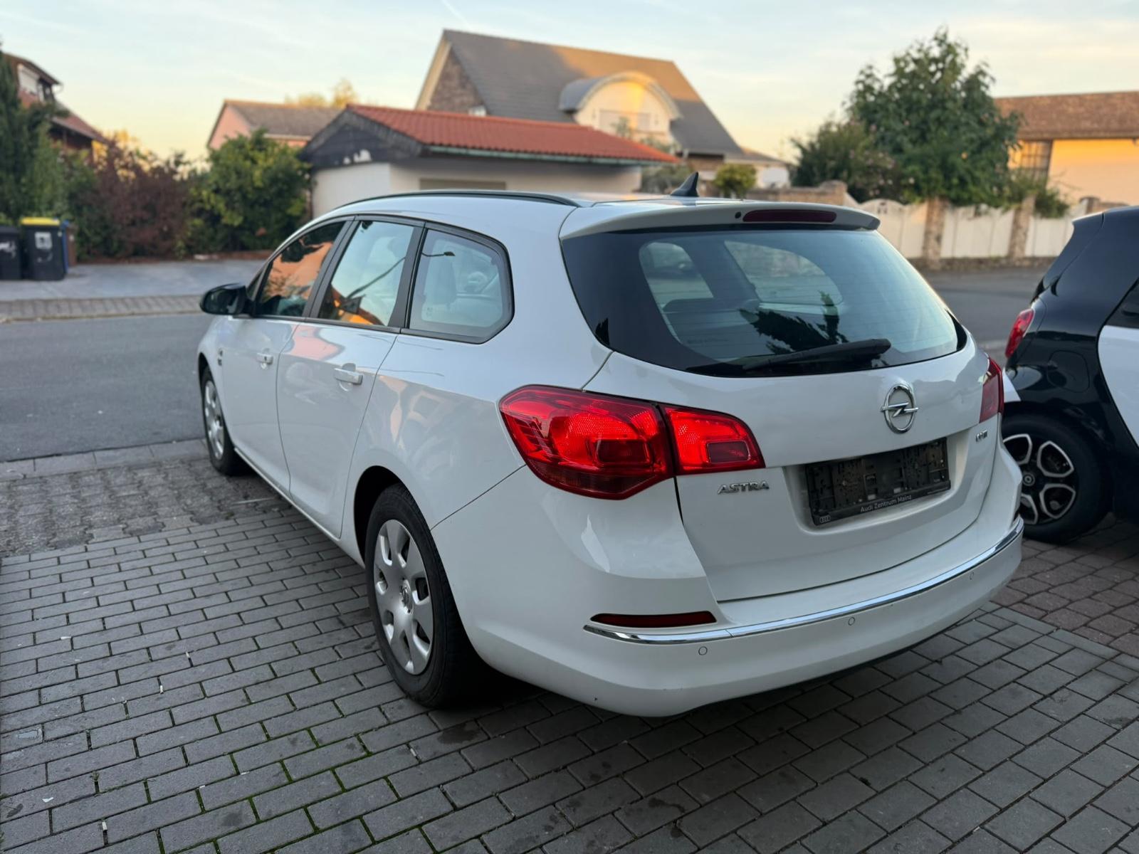 Opel Astra 2013 — engine 1.686 cm³, 131 HP (96kW)