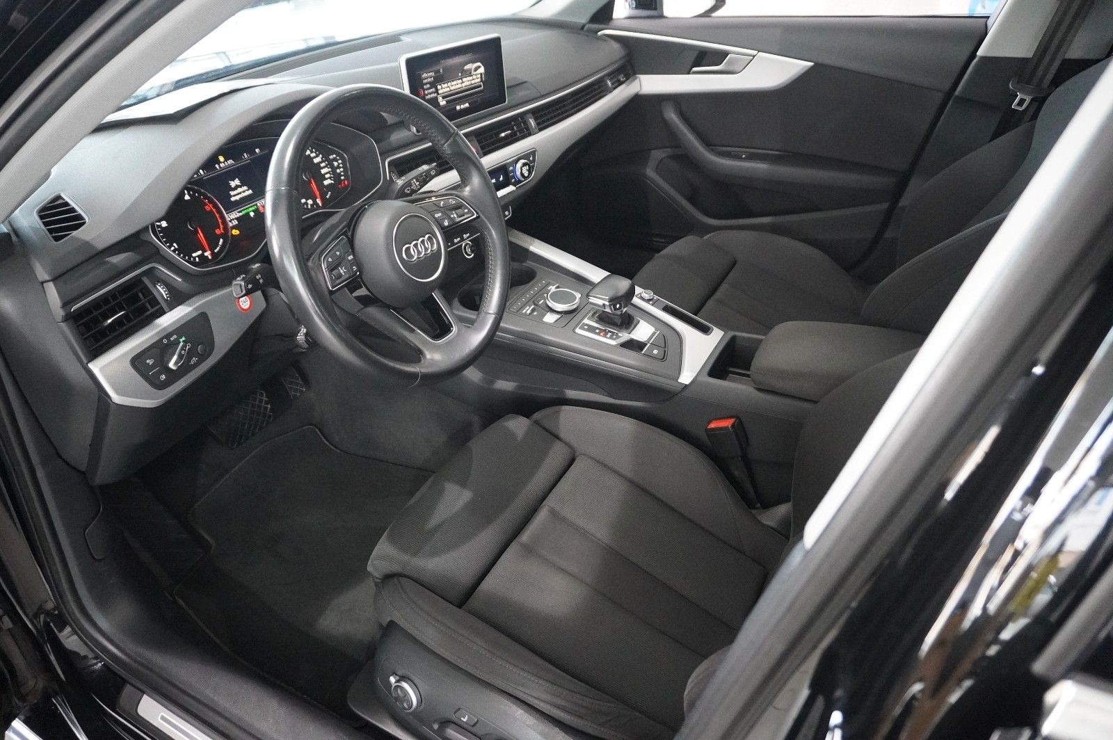 Fahrzeugabbildung Audi A4 Avant 35 TDI S-LINE SPORT NAVI/LED/KAMERA/DAB