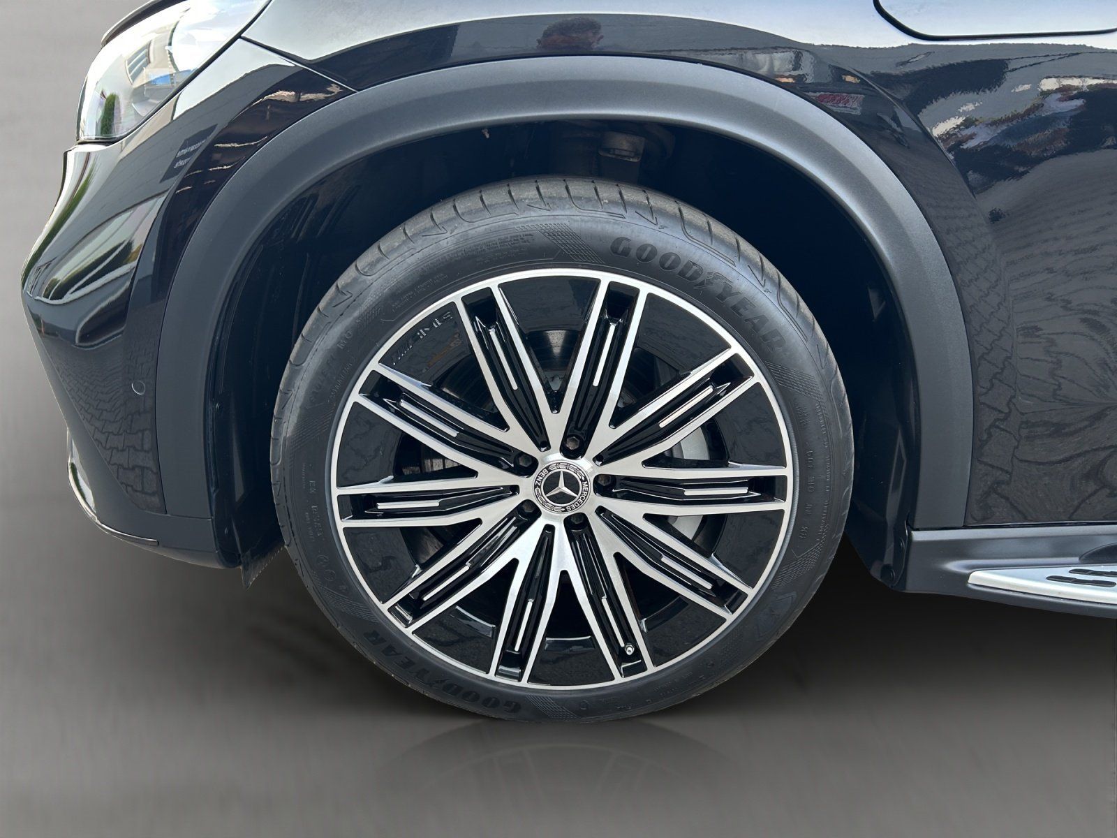 Fahrzeugabbildung Mercedes-Benz EQE350 4M SUV AMG Prem HYPER AIRMATIC AHK HAL WP