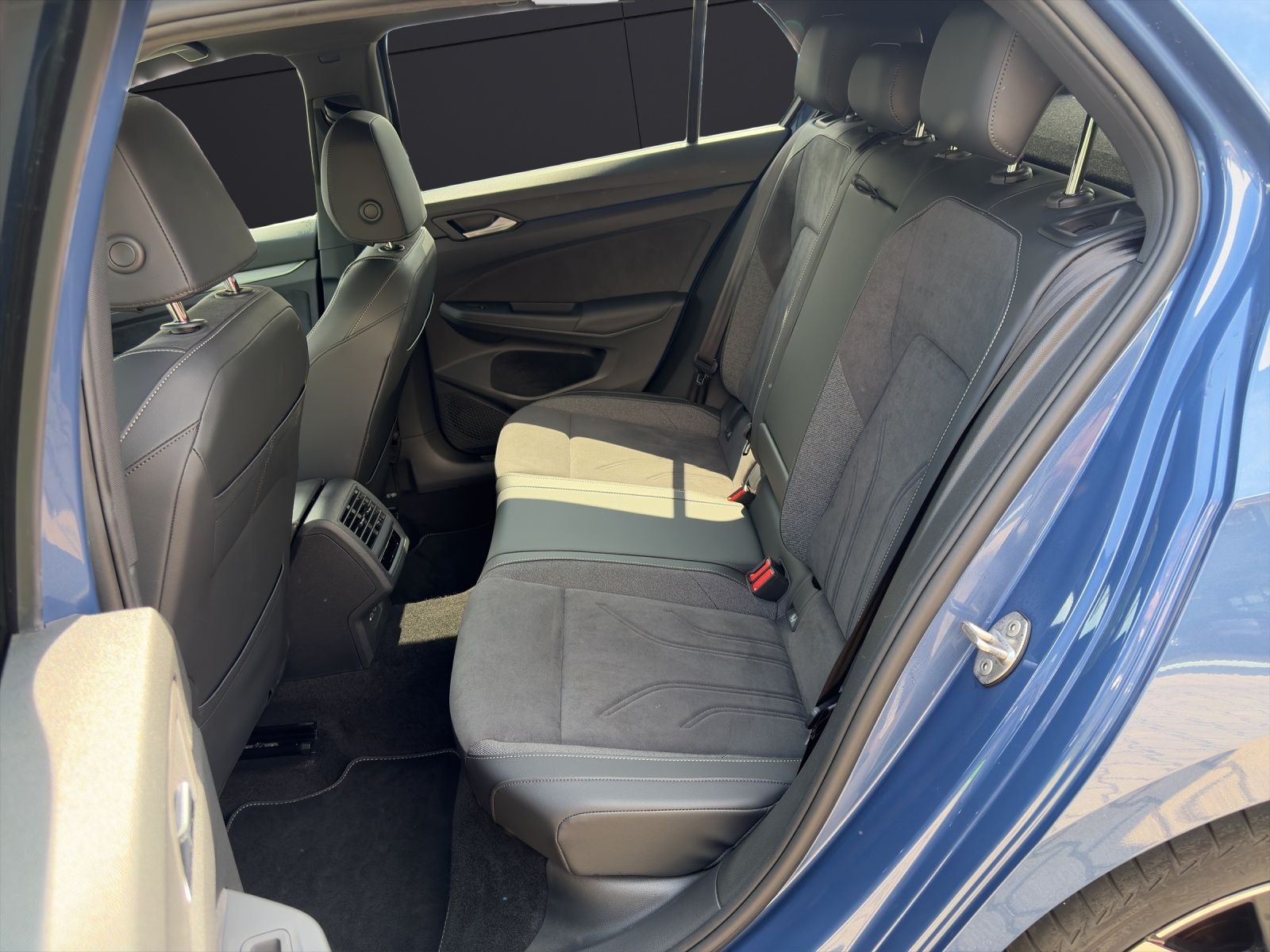Fahrzeugabbildung Volkswagen Golf VIII EDITION 50 Matrix Navi ACC AHK PANO HU