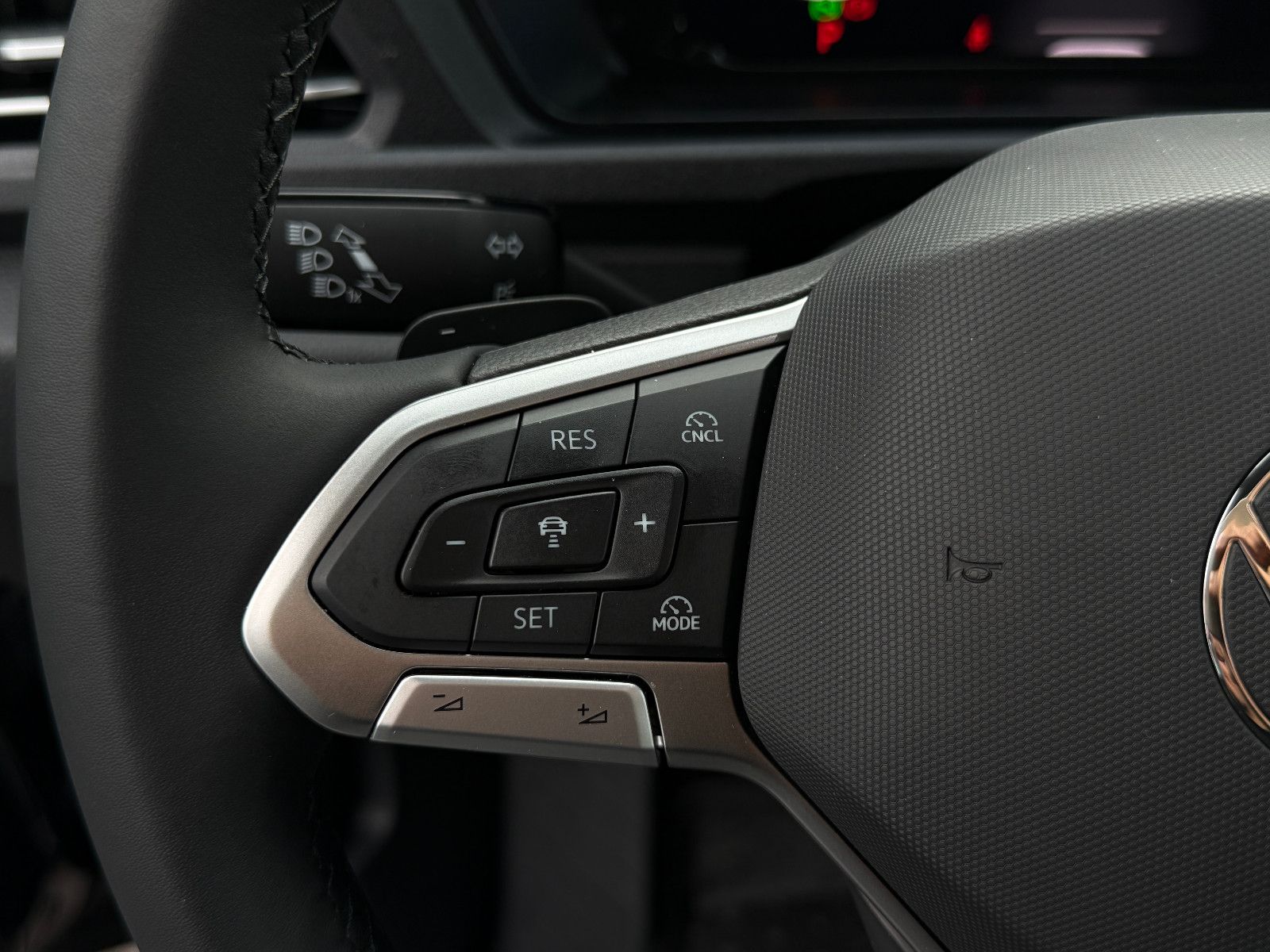 Fahrzeugabbildung Volkswagen Caddy Life Maxi TSI DSG ACC AHK LED Kamera Sthz