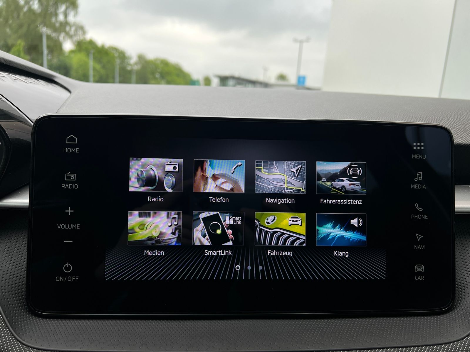 Fahrzeugabbildung SKODA Fabia Selection Tour 1.5 TSI DSG *Vorb. AHK, LED