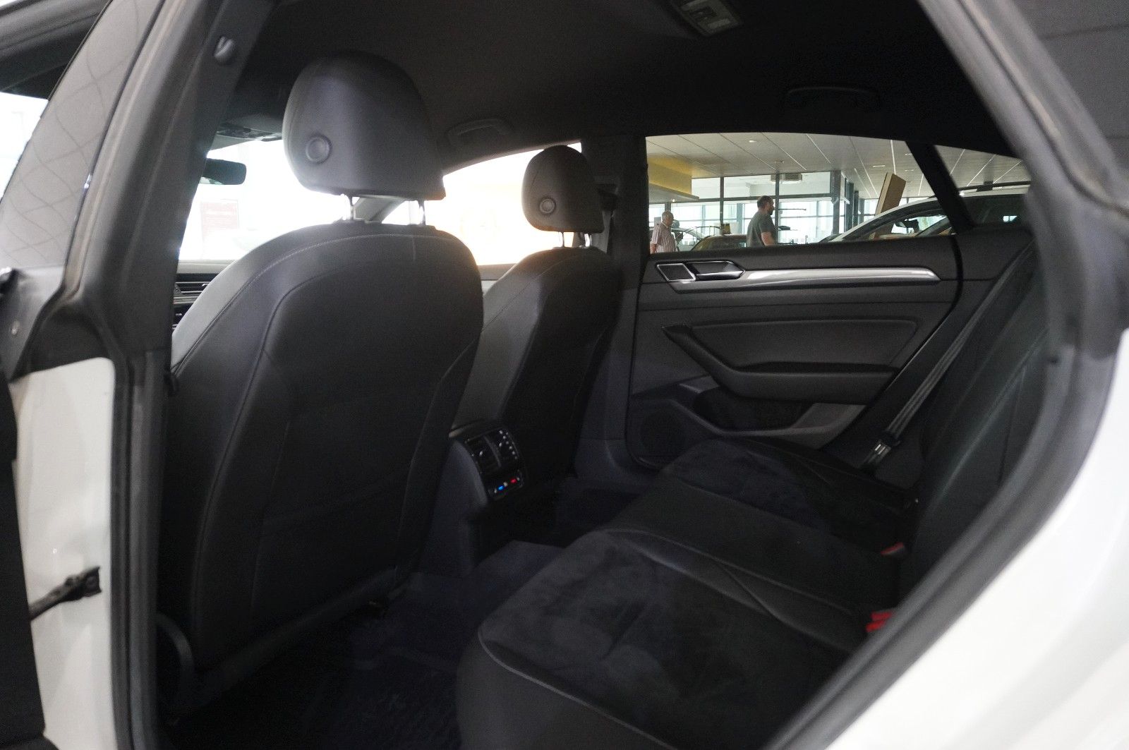 Fahrzeugabbildung Volkswagen Arteon 2.0 TSI R-LINE DSG NAVI/LED/KAMERA/VIRT.