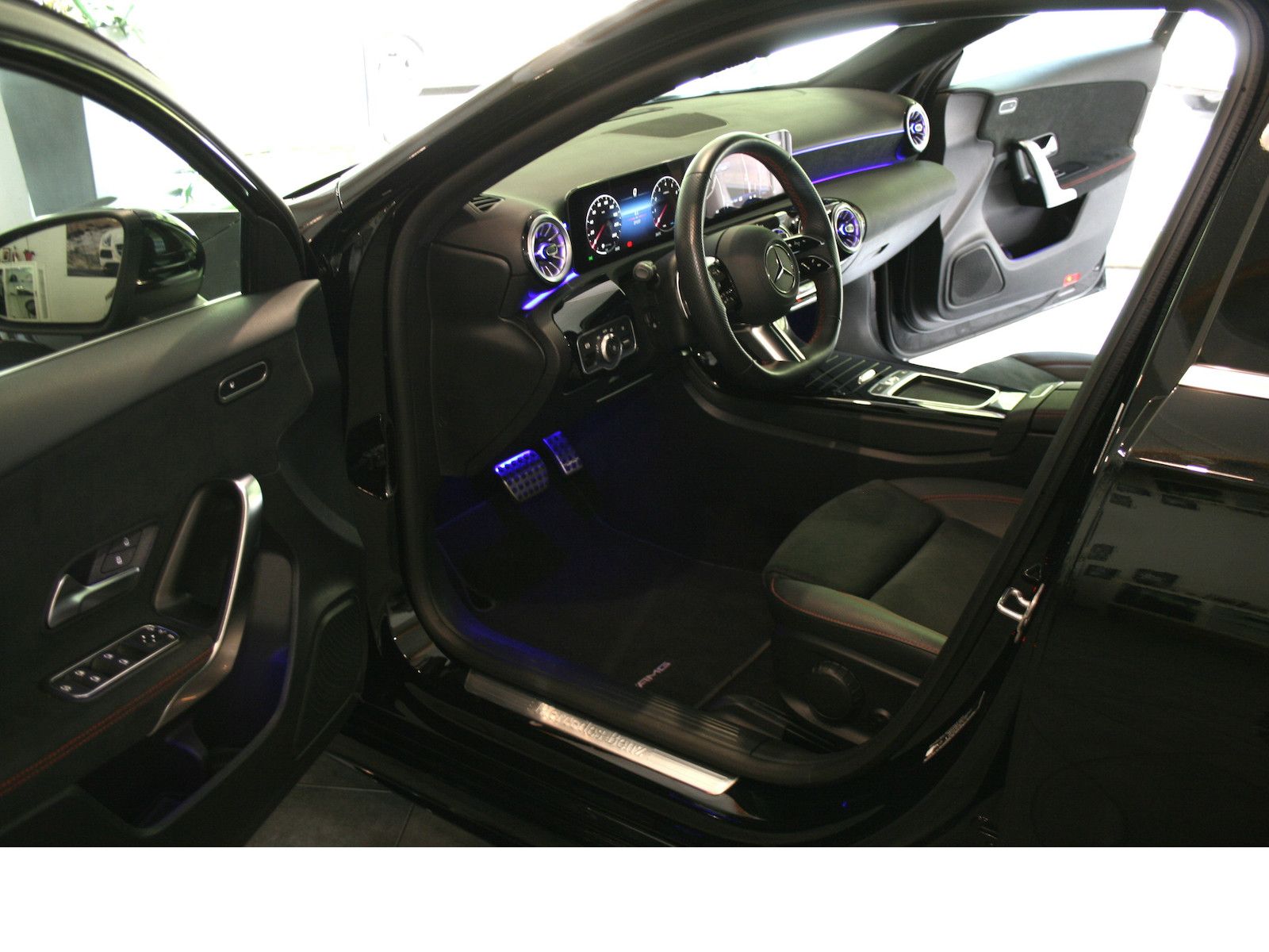 Fahrzeugabbildung Mercedes-Benz A 180 AMG Advanced Plus *MBUX*Ambiente.*Winterpa