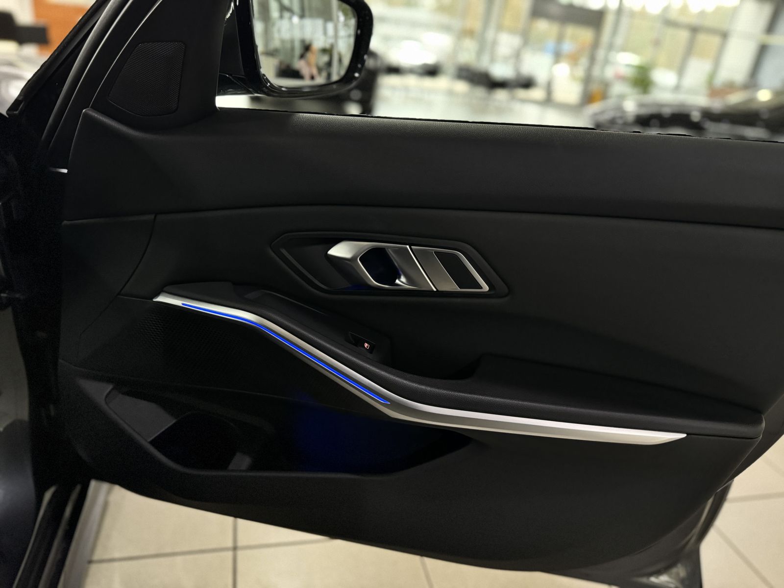 Fahrzeugabbildung BMW 320d M Sport PanoramaKamera HUD DAB HiFi Komfort