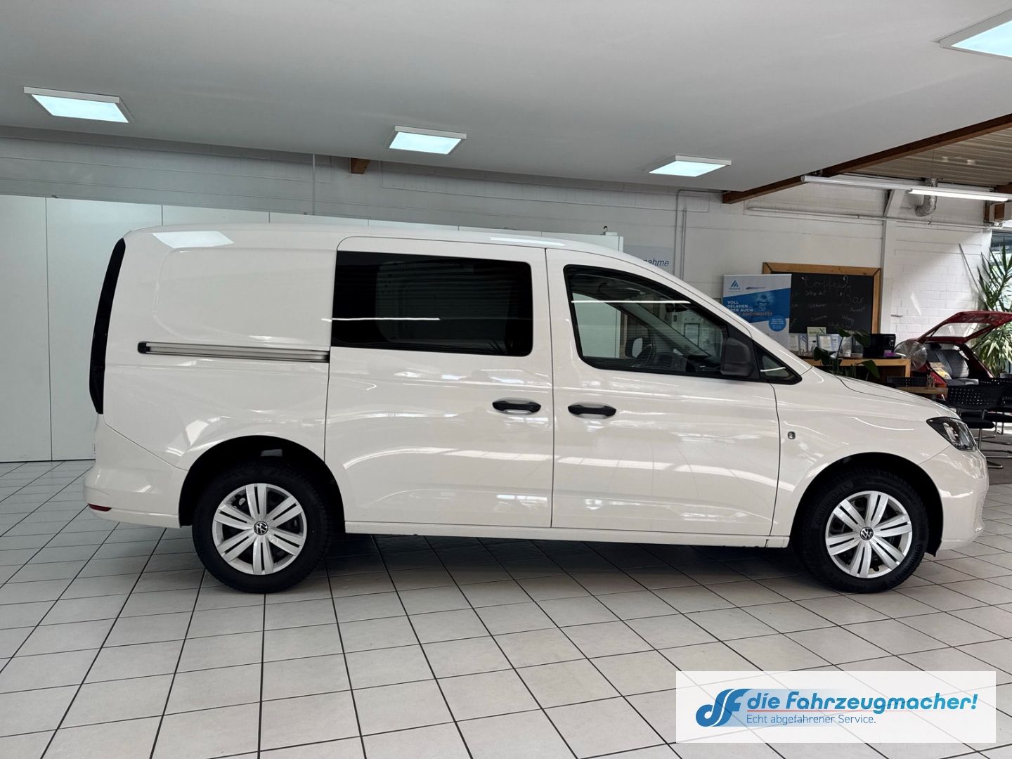 Fahrzeugabbildung Volkswagen Caddy Cargo Maxi DSG AHK 25tkm Temp PDCv+h El. P