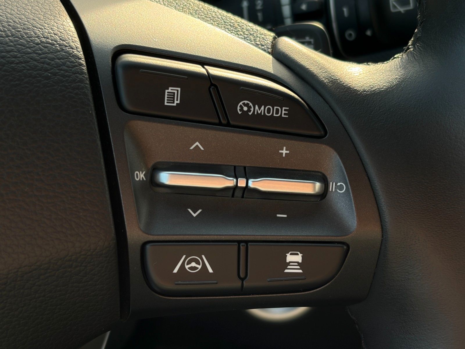 Fahrzeugabbildung Hyundai KONA E Select ACC LKAS PDC CAM SHZ CarPlay