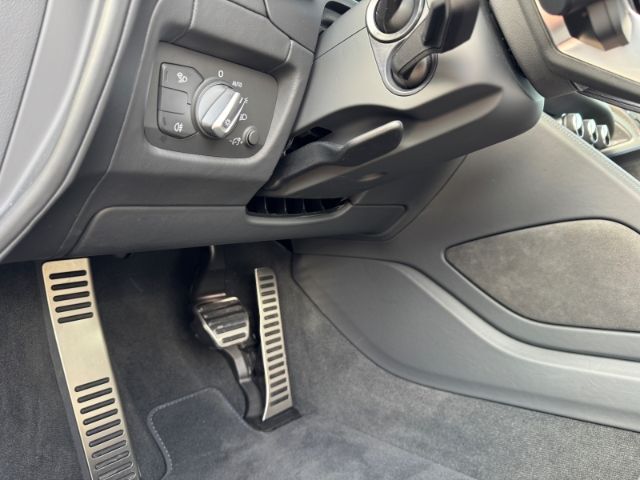 Fahrzeugabbildung Audi R8 5.2 FSI Performance Carbon Sportpaket Navi Le
