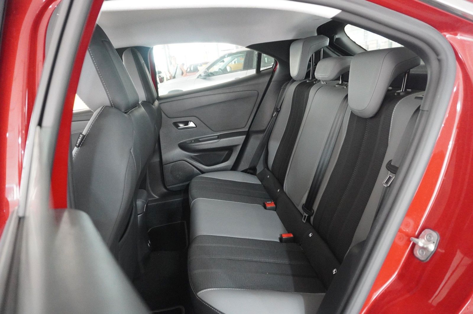 Fahrzeugabbildung Opel Mokka 1.2T ELEGANCE NAVI/LED/KAMERA/SH/SPORT/DAB