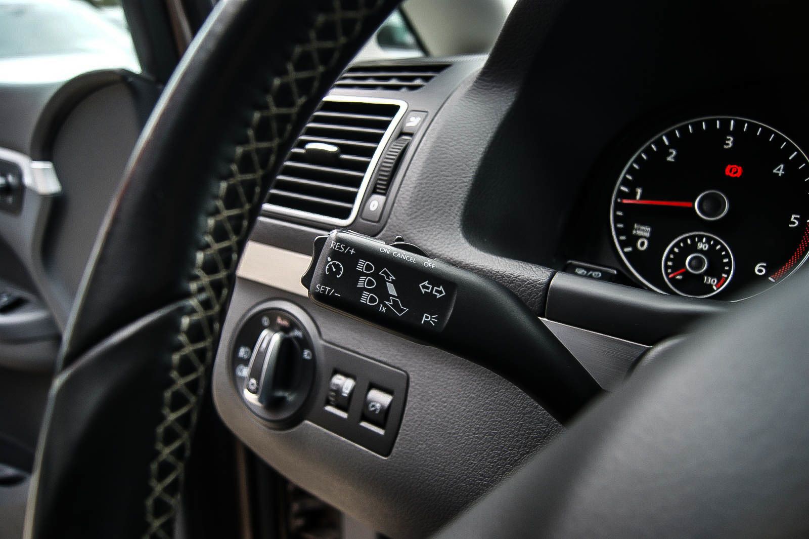 Fahrzeugabbildung Volkswagen Touran 16TDI Cup BI-XENON 7-SITZE SITZG PARKLENK