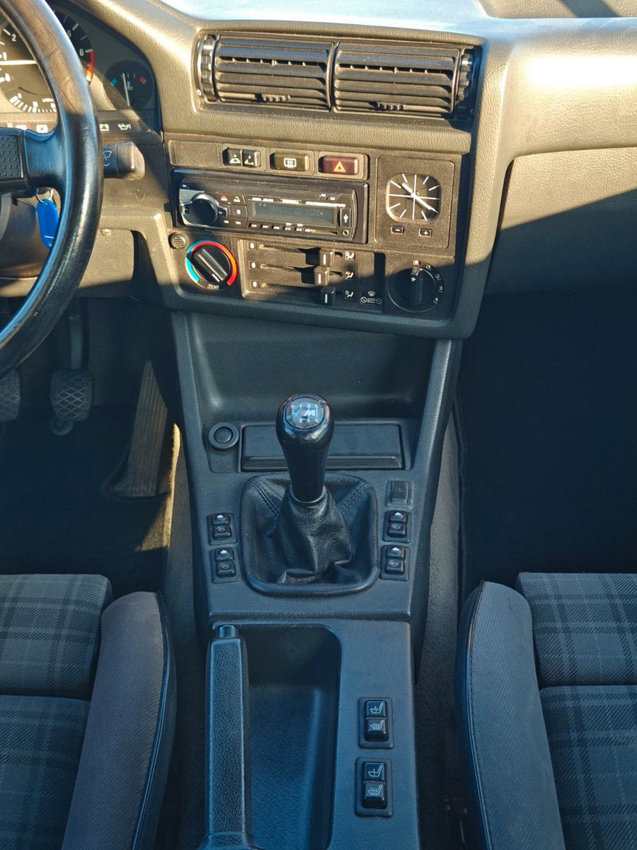Fahrzeugabbildung BMW 318i Cabrio E30 - Lack NEU, Verdeck NEU