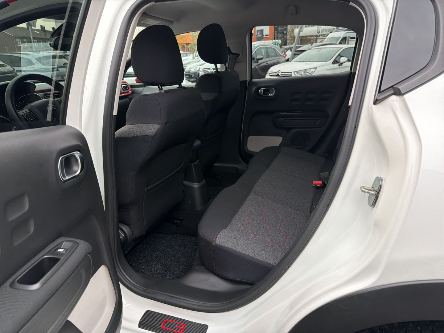 Fahrzeugabbildung Citroën C3 PT 110 S&S Shine Navi LED Klimaautom SHZ