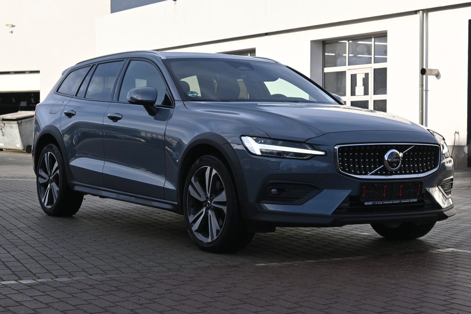 Fahrzeugabbildung Volvo V60 B4 Diesel CC Plus AWD*360°*PANO*H&K*