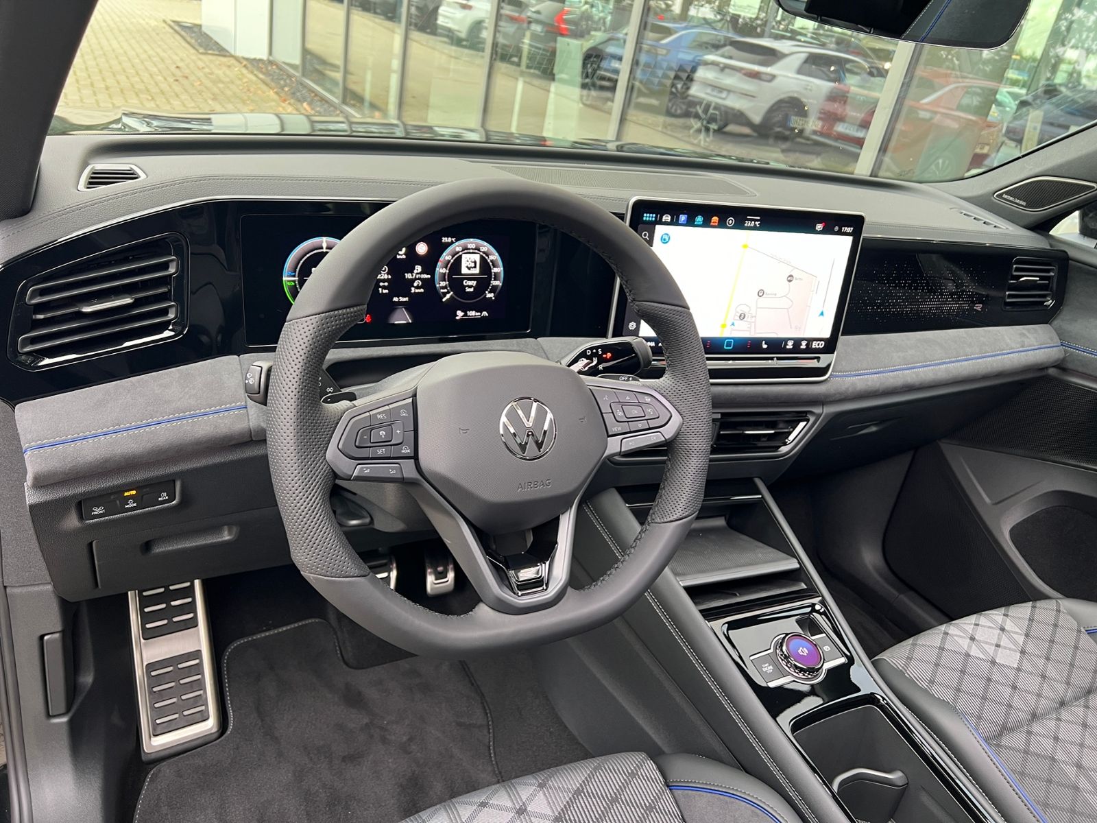 Fahrzeugabbildung Volkswagen Tiguan R-Line 1.5 eHybrid DSG *AHK, Harman & Kar
