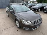 Volkswagen Passat Variant PDC/ACC/SHZ/AHK/TEMPOMAT - Volkswagen Passat aus 2012: Kombi