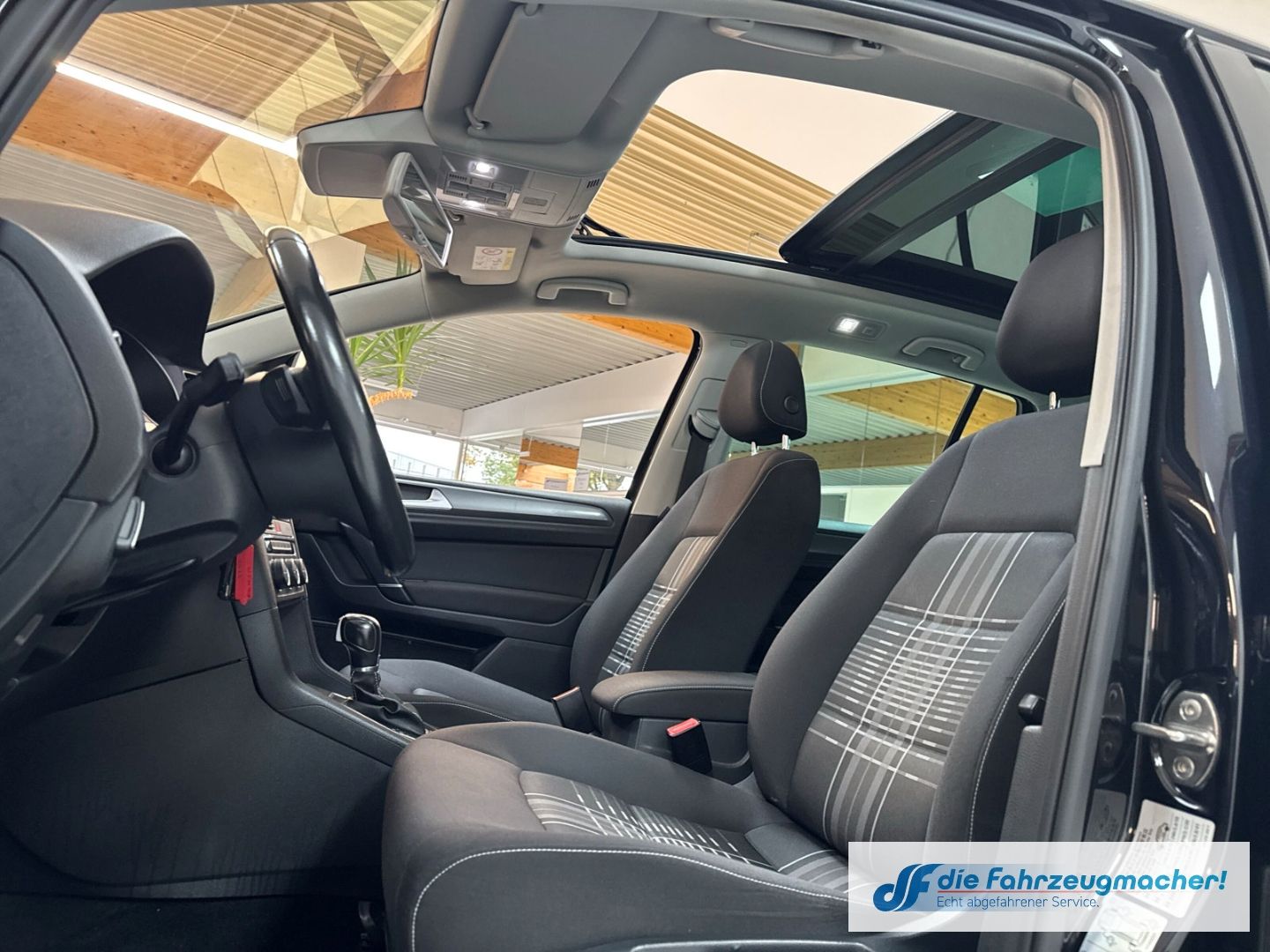 Fahrzeugabbildung Volkswagen Golf Sportsvan VII Lounge 1.4 TSI DSG Panodach N