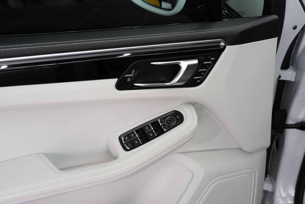 PORSCHE Macan S*CHRONO*PANO*PDLS+*ACC*360*BICOLOR*MEMORY PORSCHE Macan S*CHRONO*PANO*PDLS+*ACC*360*BICOLOR*MEMORY