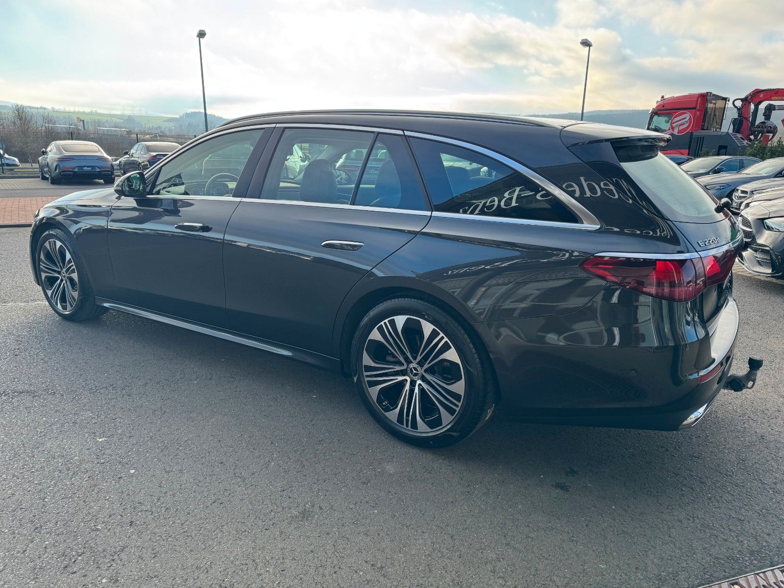 Fahrzeugabbildung Mercedes-Benz E 220d T Avantgarde+Pano+DistrPro+AHK+RFK+MBUX