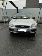 Ford Focus 1,6 Schräghecklimousine - Ford Focus mit Benzin-Antrieb: Limousine, Schrägheck