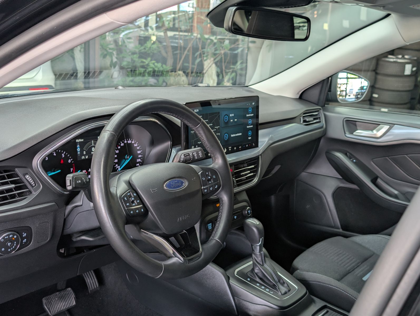 Fahrzeugabbildung Ford Focus Limo EB Active LED ACC APP KAM 17" WINTER