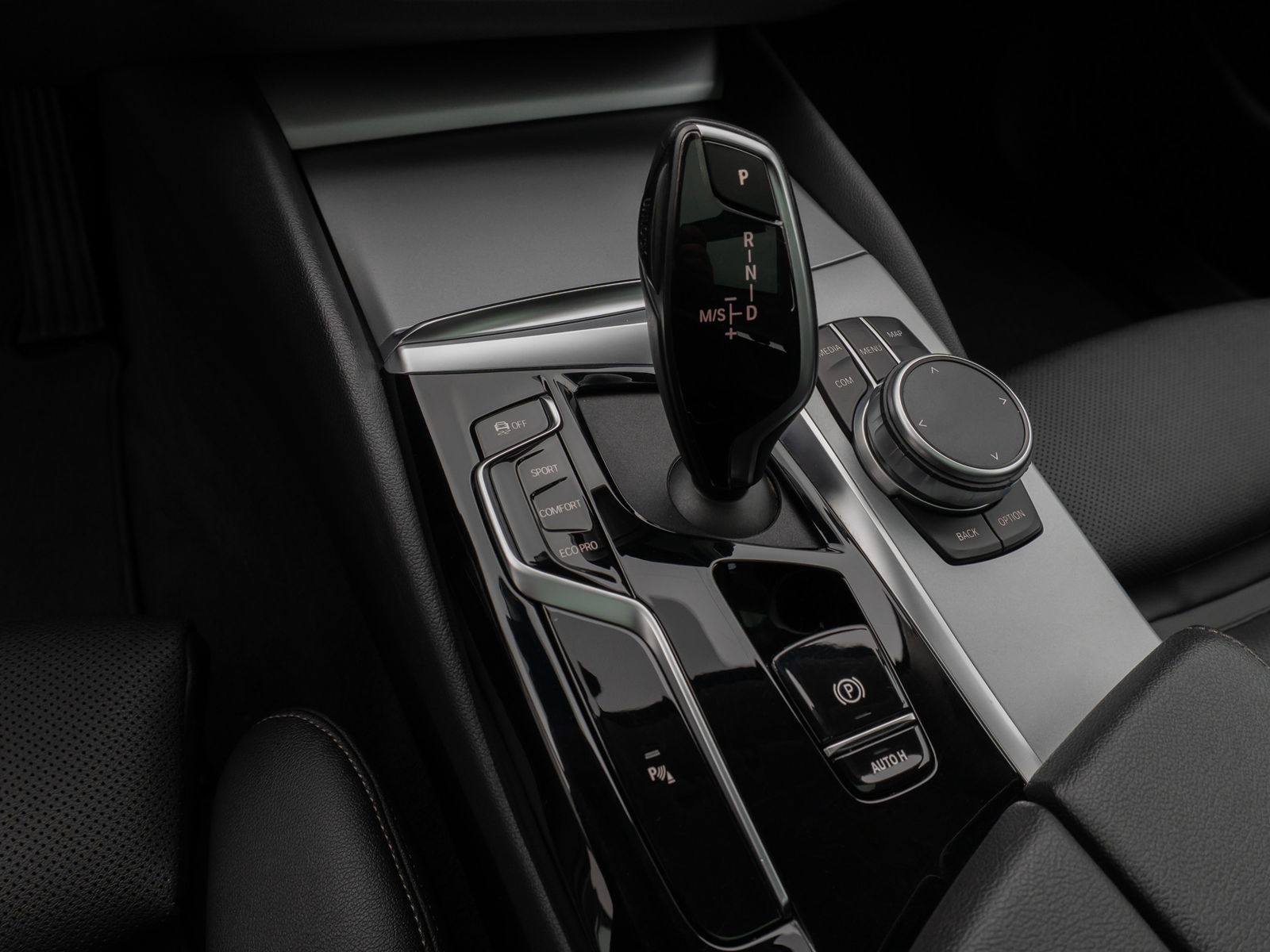 Fahrzeugabbildung BMW 530d Panorama Kamera HUD DAB Alarm AHK Sport