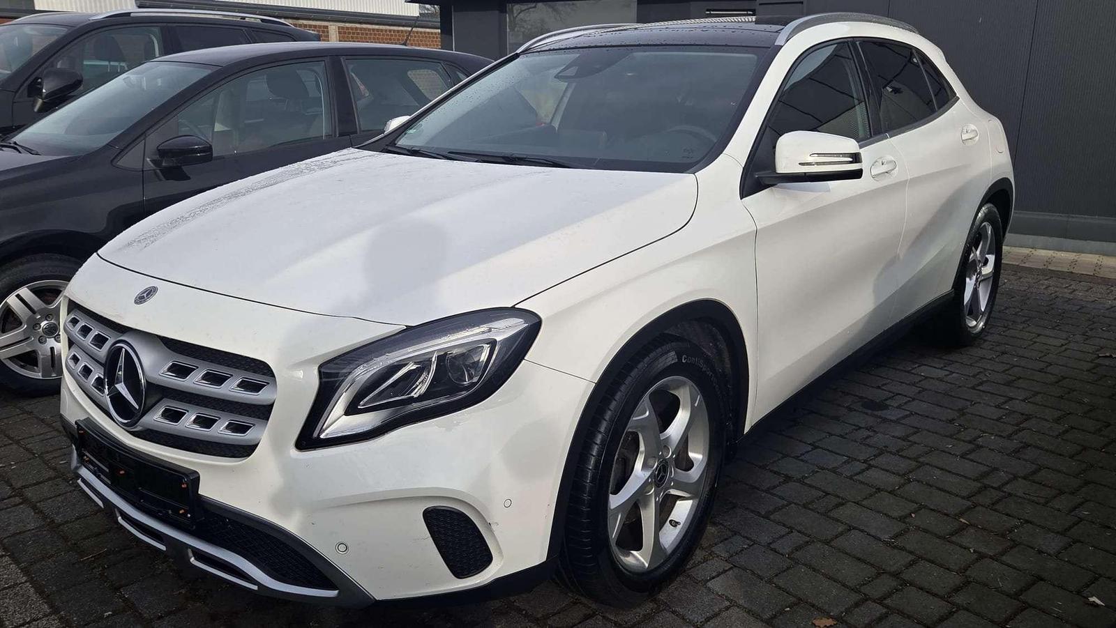 Mercedes-Benz GLA 180 GLA 180 Panorama LED Anhängerkupplung