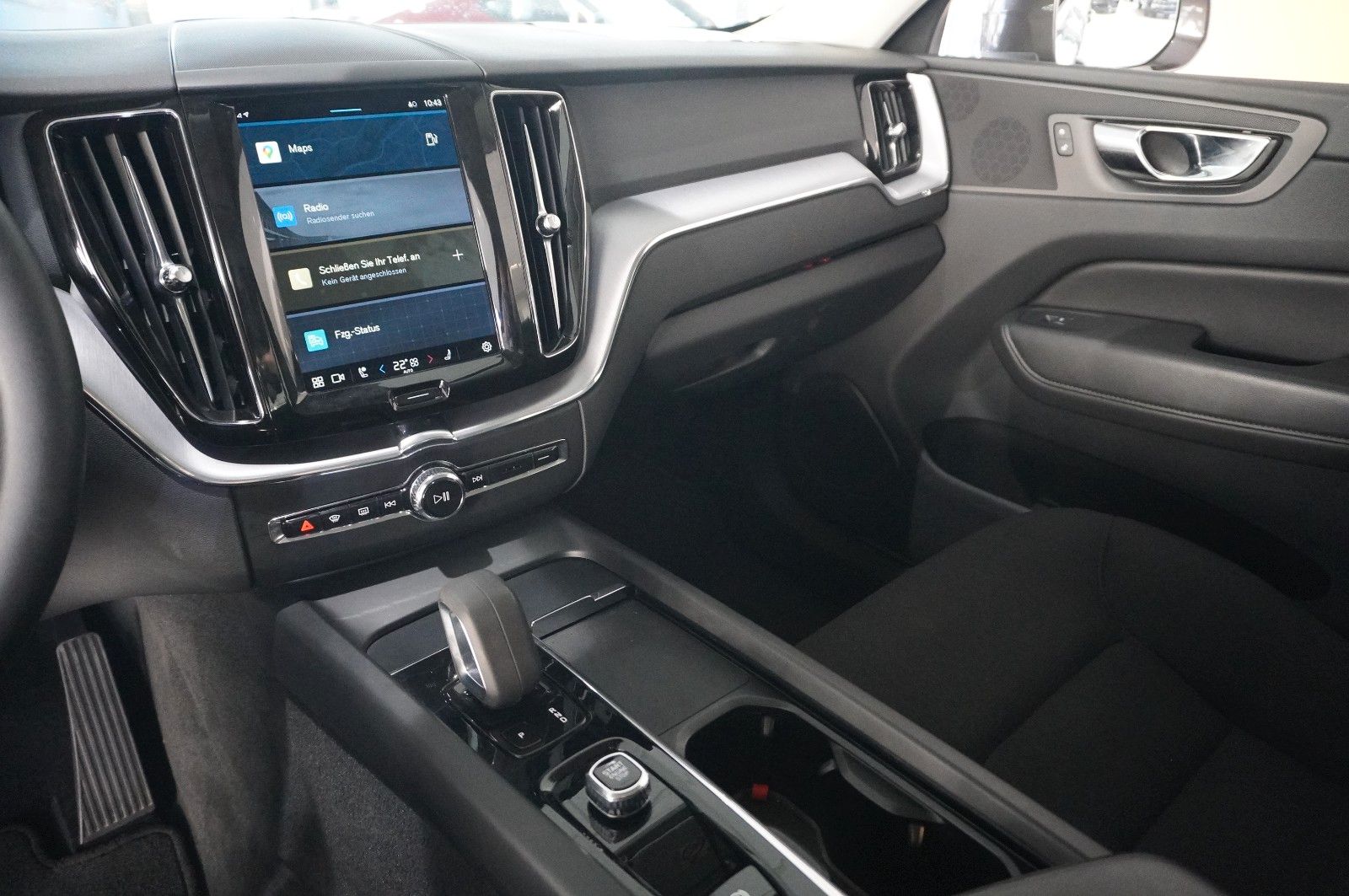 Fahrzeugabbildung Volvo XC 60 MOMENTUM PRO 2WD NAVI/LED/360°/VIRT./AHK