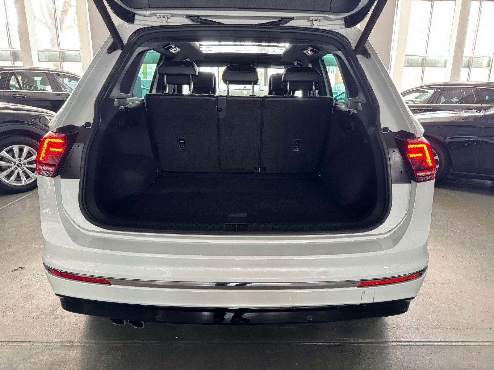 Fahrzeugabbildung Volkswagen Tiguan DSG 4MO 3X R-LINE PANO MEMORY BLACK STYLE