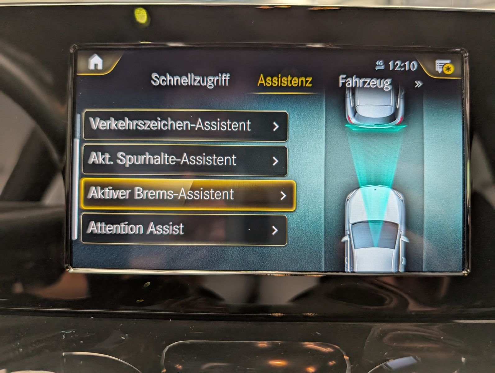 Fahrzeugabbildung Mercedes-Benz GLA 200 d DCT AMG-Line LED StandHz Dinamica Pano