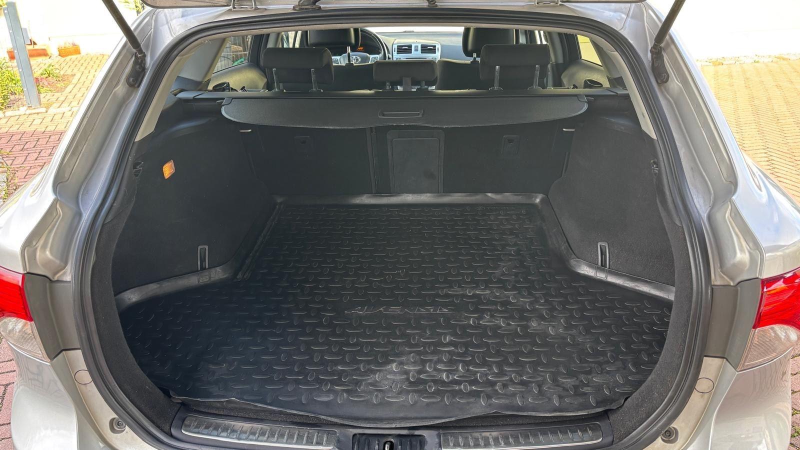 Toyota Avensis 2012 — photo 11