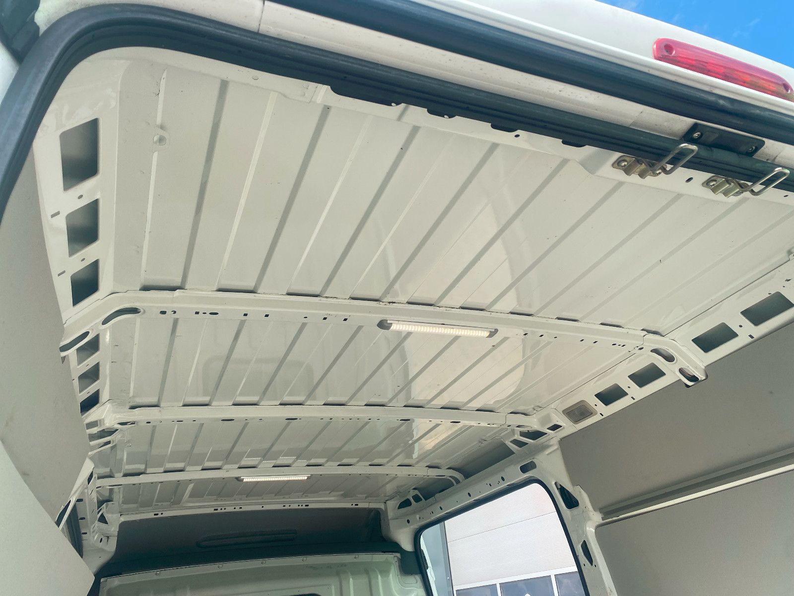 Fahrzeugabbildung Peugeot BoxerKastenHochraum330 L2H2 PremiumBlueHDi,AHK