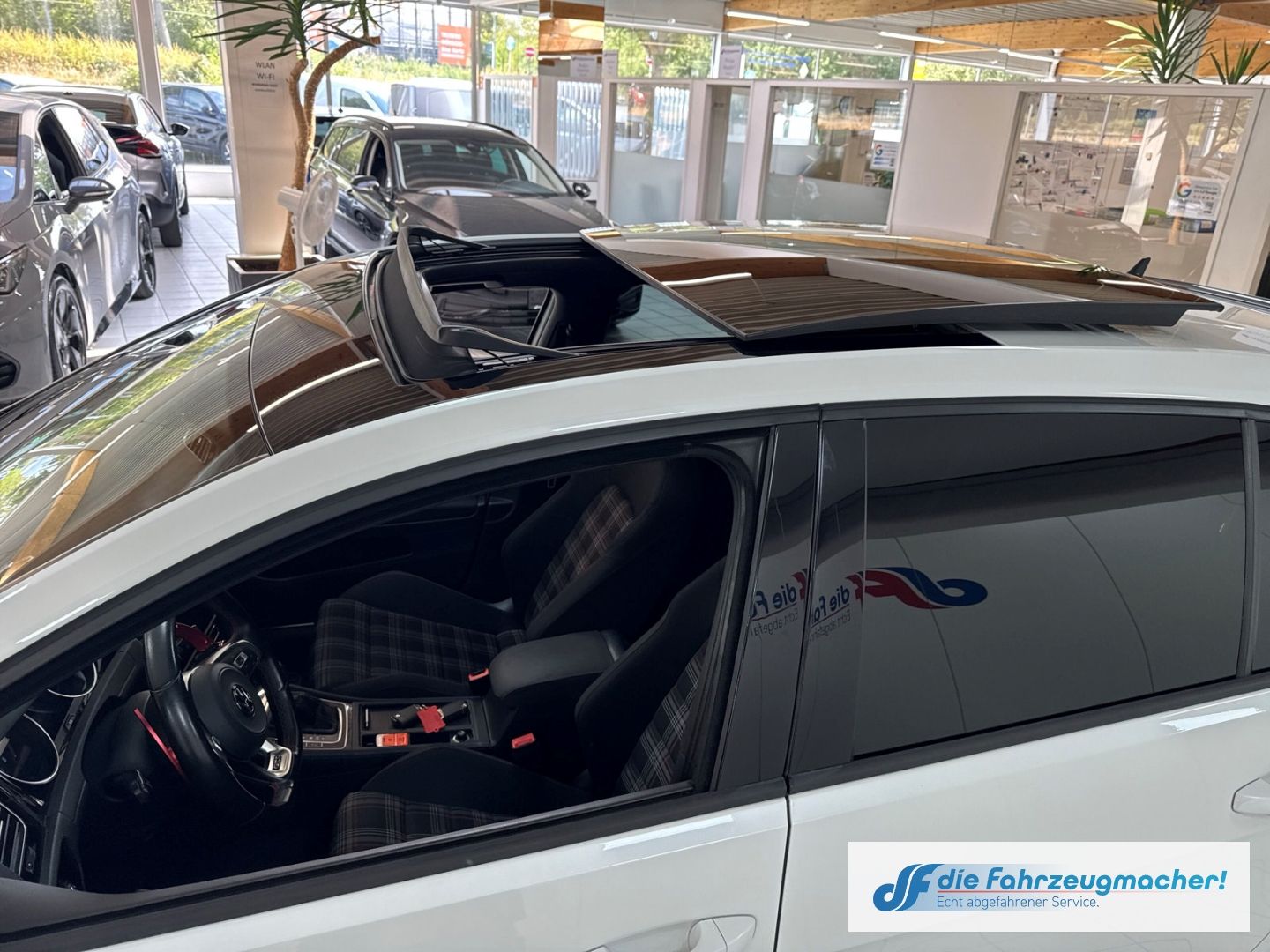 Fahrzeugabbildung Volkswagen Golf VII GTI DSG TOP-Panodach Navi VOLL-LED ACC