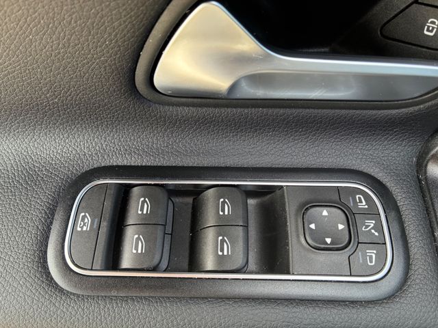 Fahrzeugabbildung Mercedes-Benz CLA 180 Lim >AUT/NAV/LED/Teilleder<