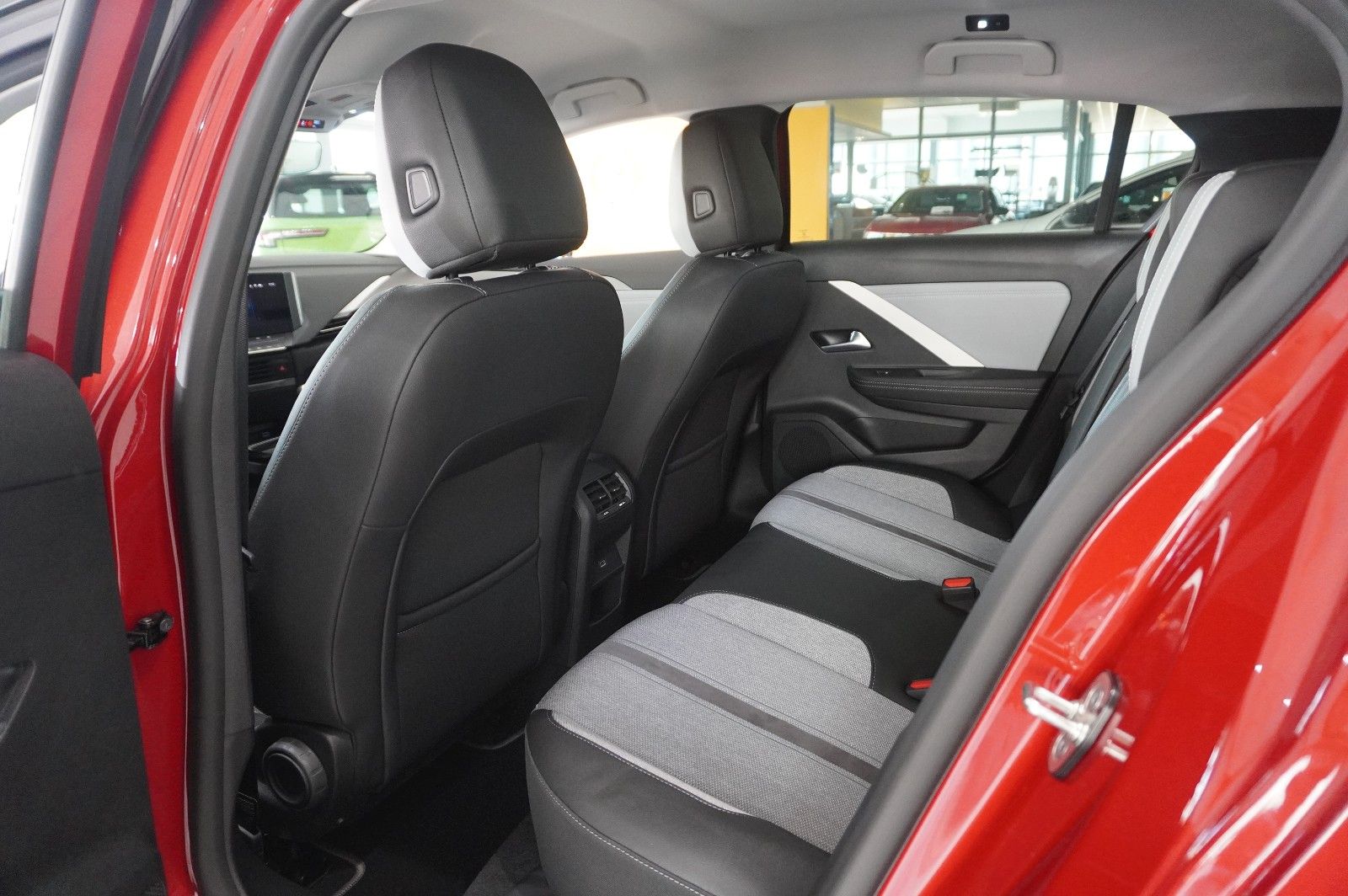 Fahrzeugabbildung Opel Astra L Lim. 1.2T ELEGANCE NAVI/LED/KAMERA/DAB+