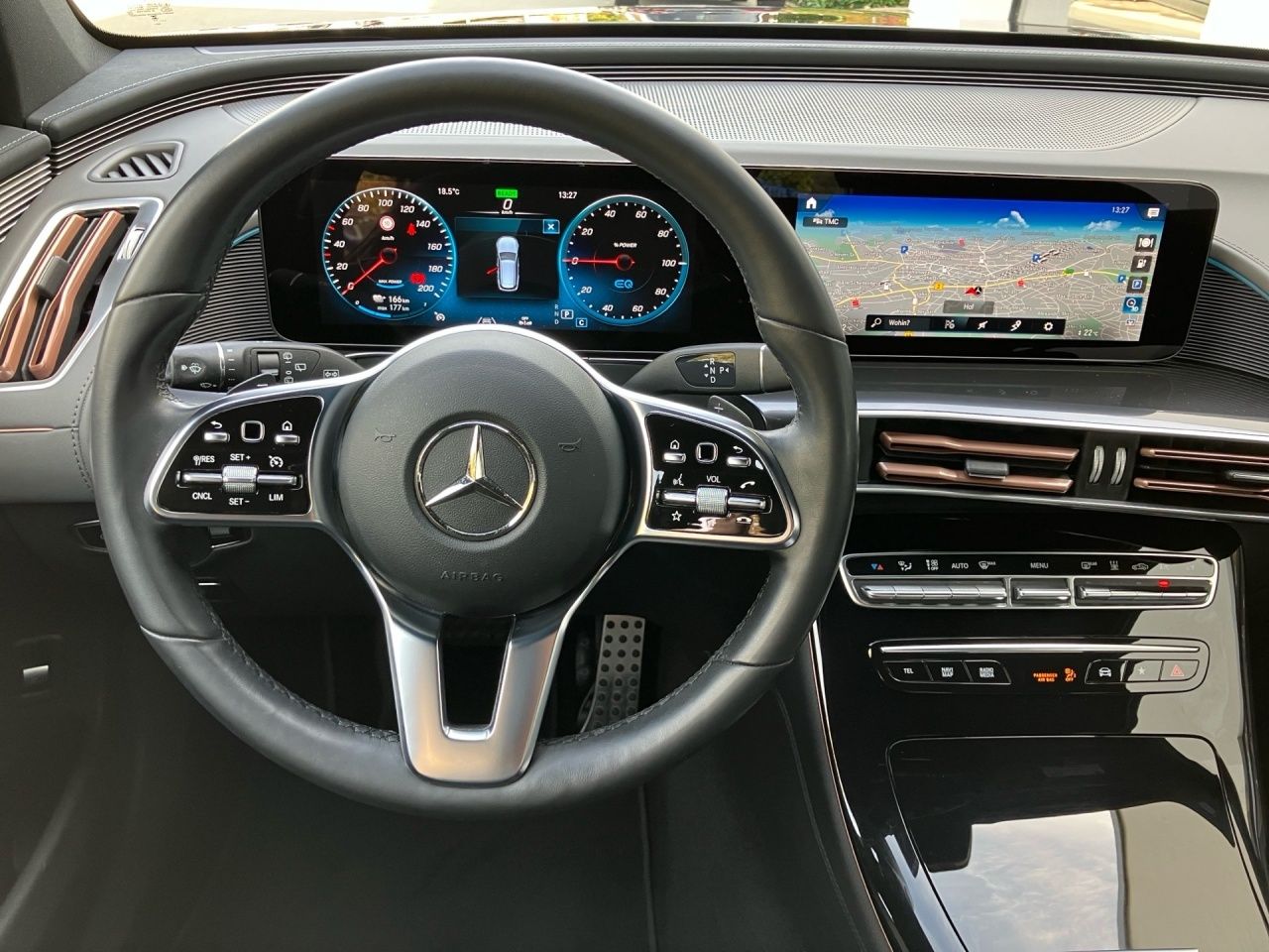 Fahrzeugabbildung Mercedes-Benz EQC 400 4M AMG+STNDHZ+MEMORY+MULTIB+AMBIENTE+++