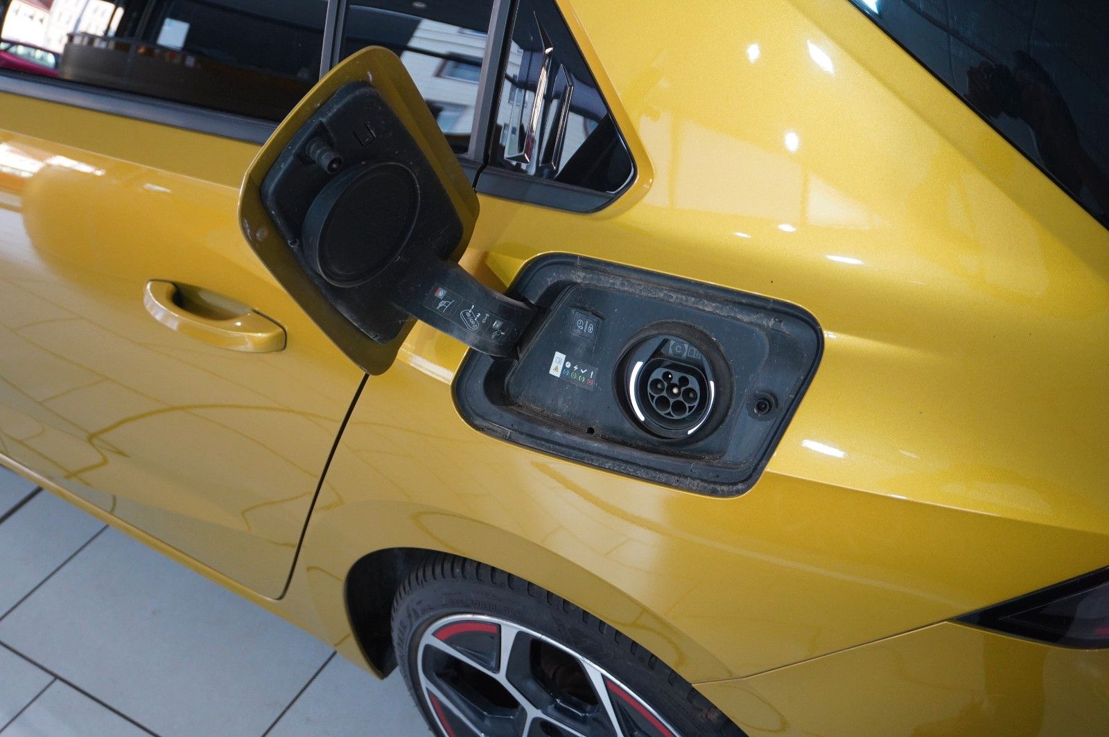 Fahrzeugabbildung Opel Astra L Lim. 1.6 HYBRID GS SPORT NAVI/360°/SPORT