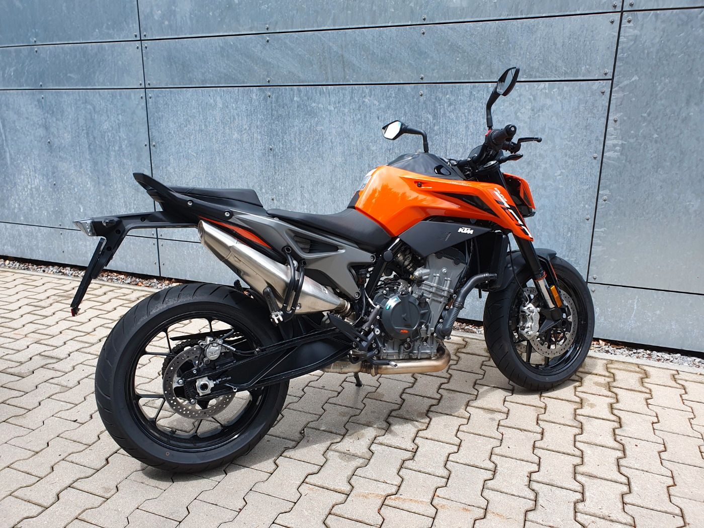 Fahrzeugabbildung KTM 790 Duke Modell 2024 beide Farben lagernd