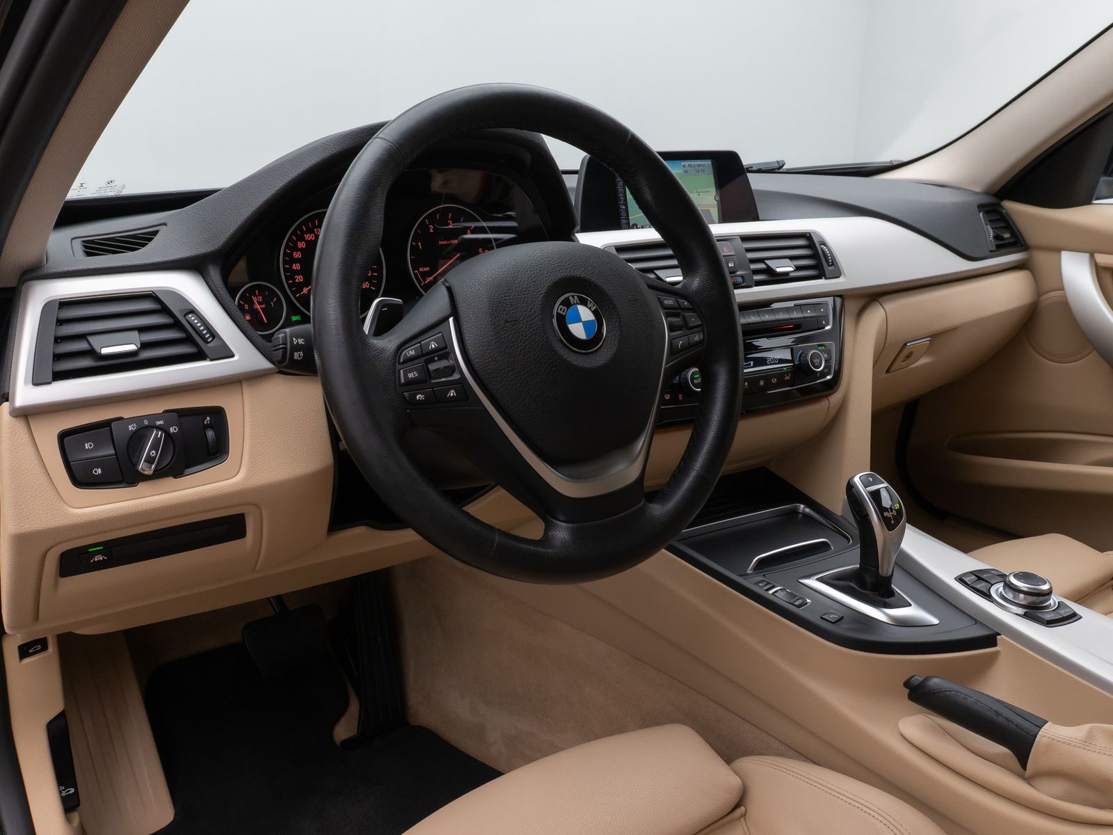 Fahrzeugabbildung BMW 320d xD PDC HUD Lenkrhzg Stop&Go Alarm Komfort