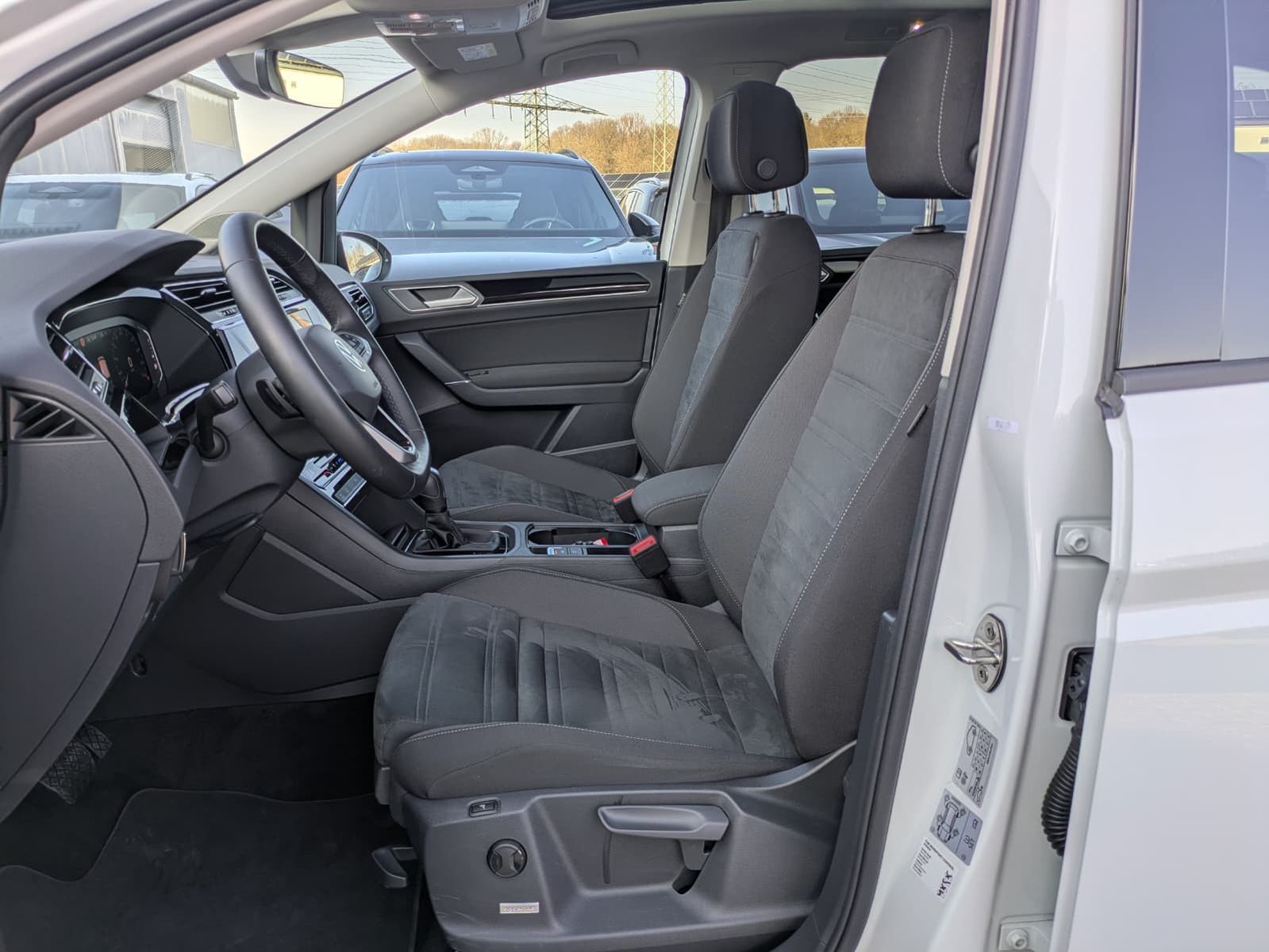 Fahrzeugabbildung Volkswagen Touran 2.0 DSG R-Line High BLACK Pano*7Si*IQ*AHK