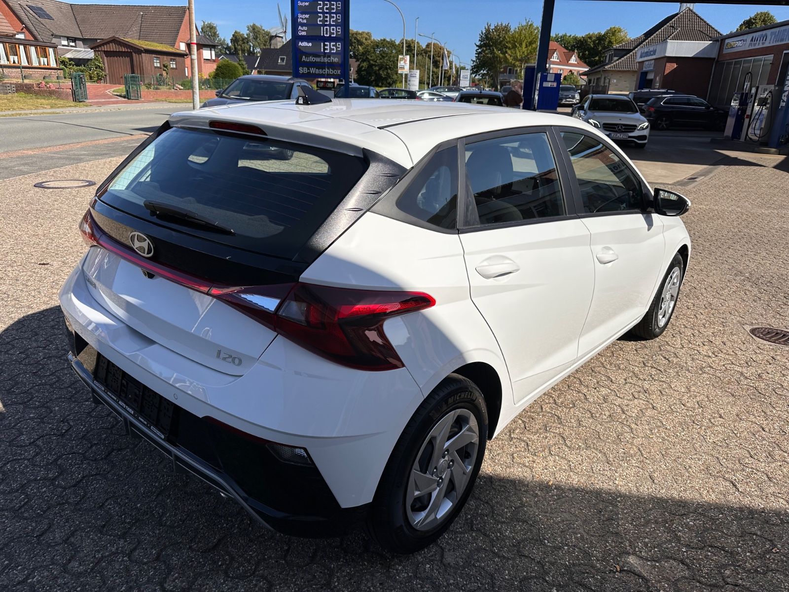 Fahrzeugabbildung Hyundai i20 1.0 T-GDI DCT Comfort APP/Navi/PDC/RFK/SHZG