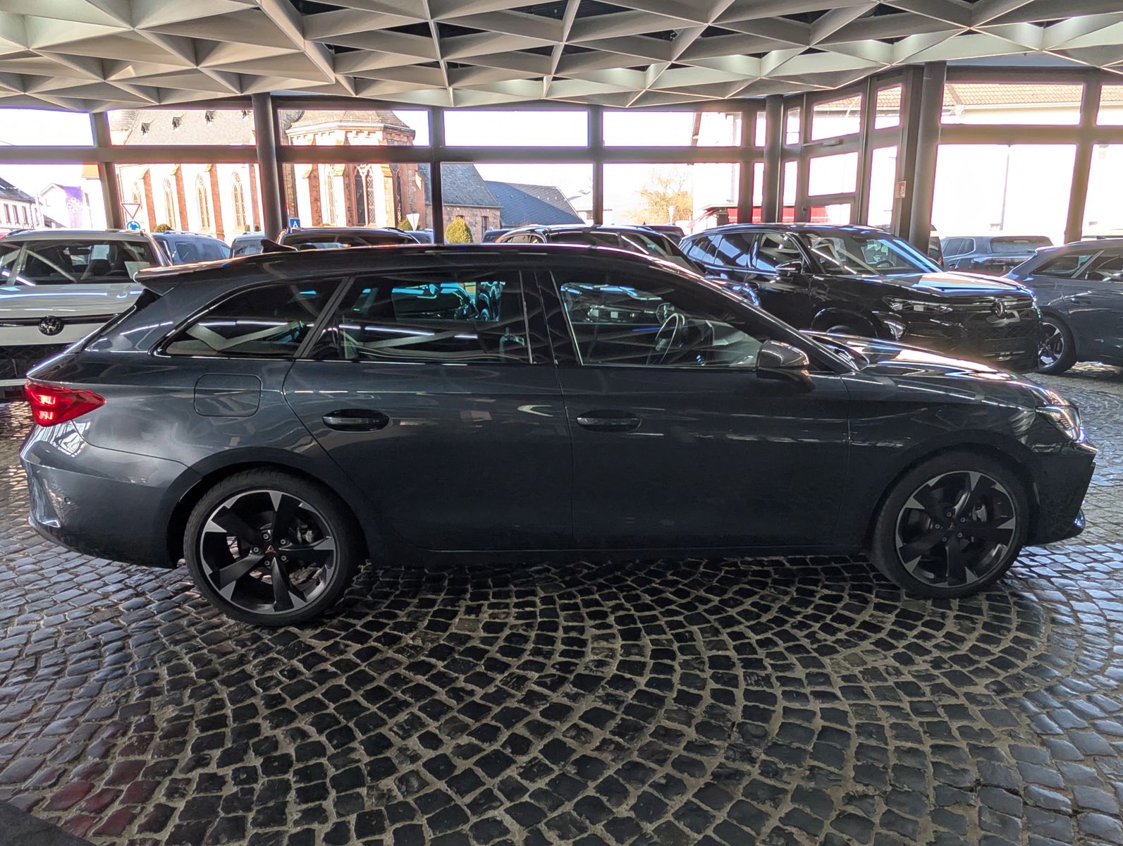 Fahrzeugabbildung CUPRA Leon 1.5 e-Hybrid PLUG-IN LED INTELIG-DRIVE EDGE