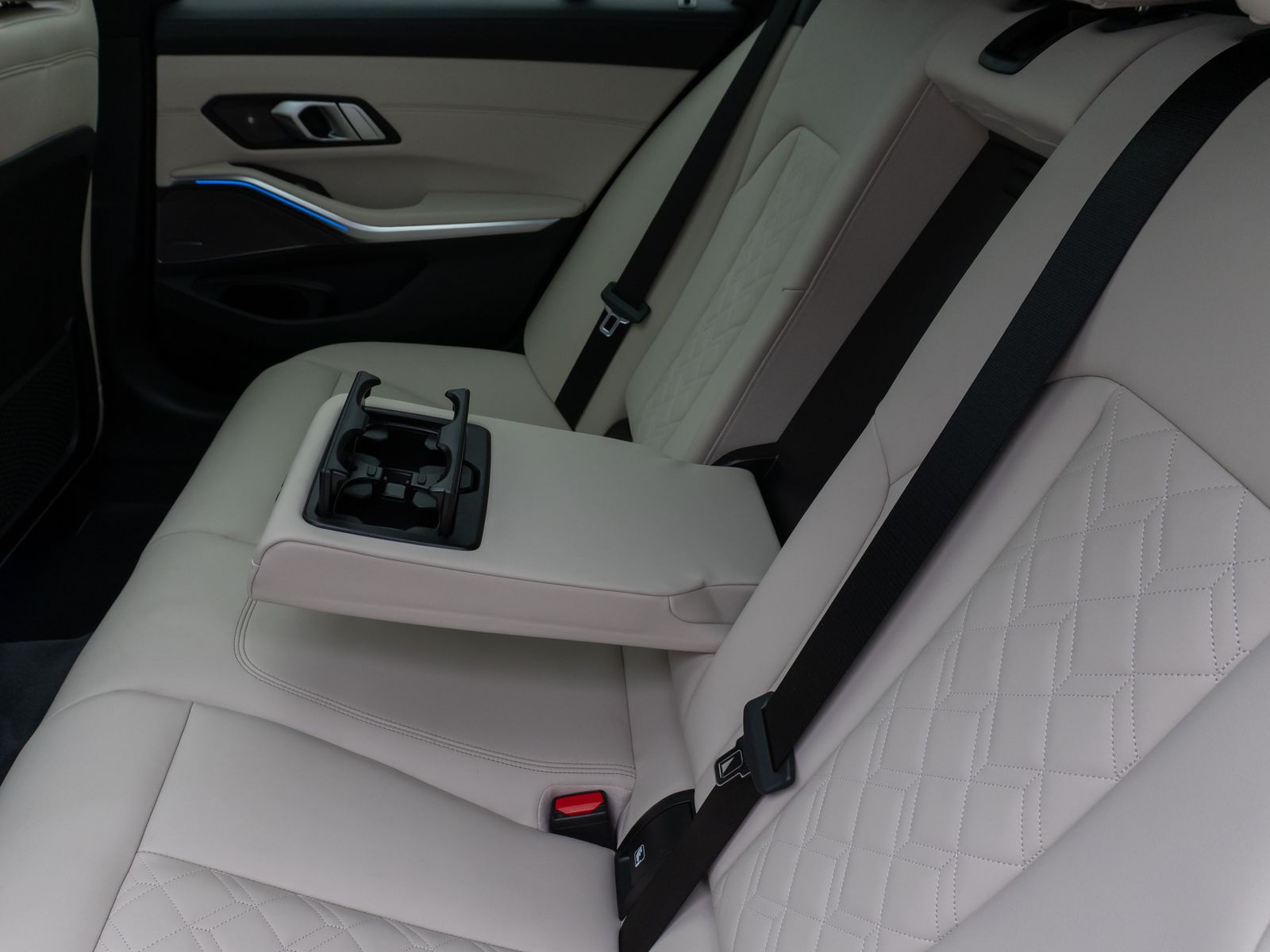 Fahrzeugabbildung BMW 330e xD M Sport Panoram Kamera Laser HUD DAB H/K